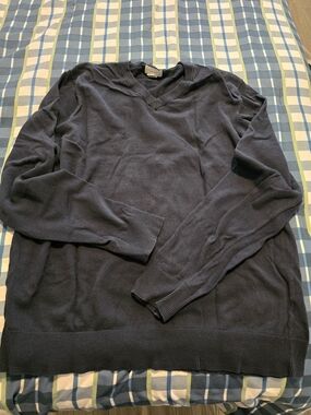 Old Navy Men's V-Neck Sweater in Navy Blue